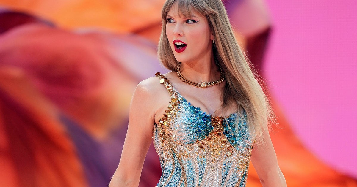 Taylor Swift joins Kelce brothers on Taylor Swift joins Kelce brothers on