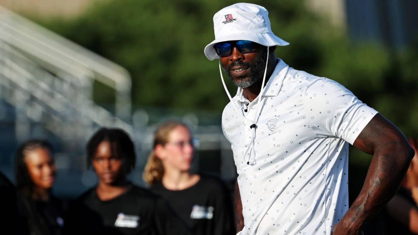 Michael Vick falls in college football coaching debut as Norfolk State suffers ugly loss to Towson
Michael Vick falls in college football coaching debut as Norfolk State suffers ugly loss to Towson