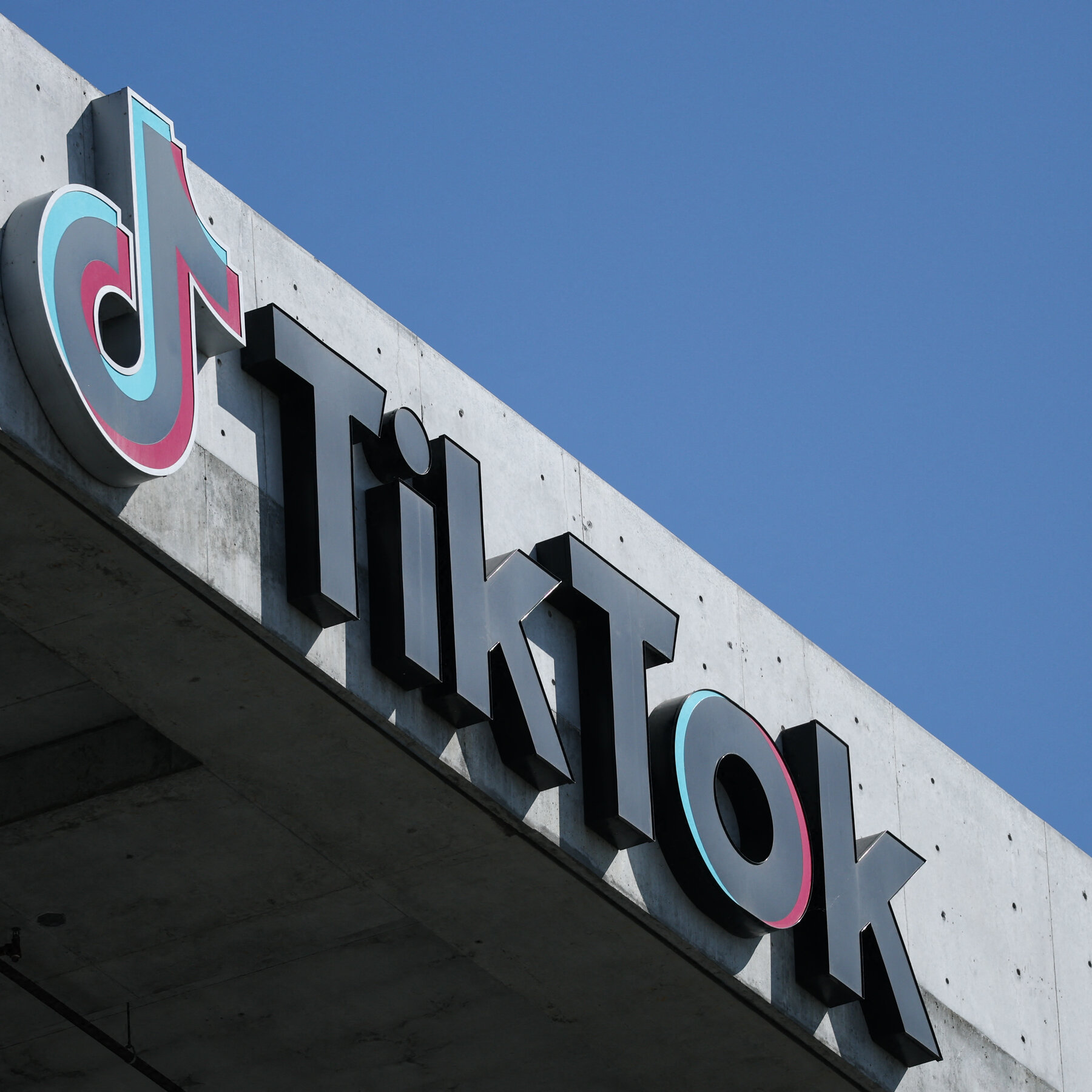 Europe Accuses TikTok of ‘Addictive Design’ and Pushes for Change