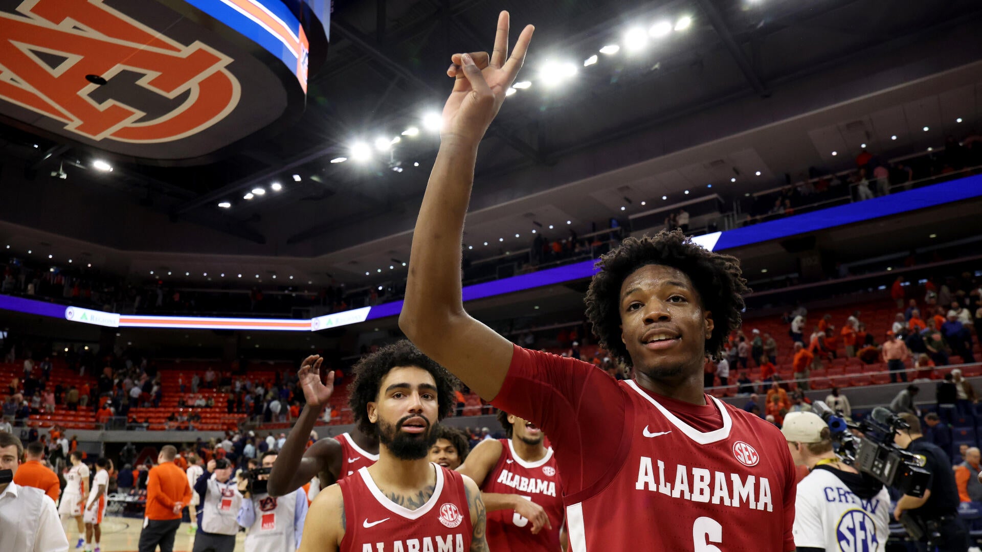
                        College basketball scores, winners and losers: North Carolina, Alabama rally to win rivalry games
                    