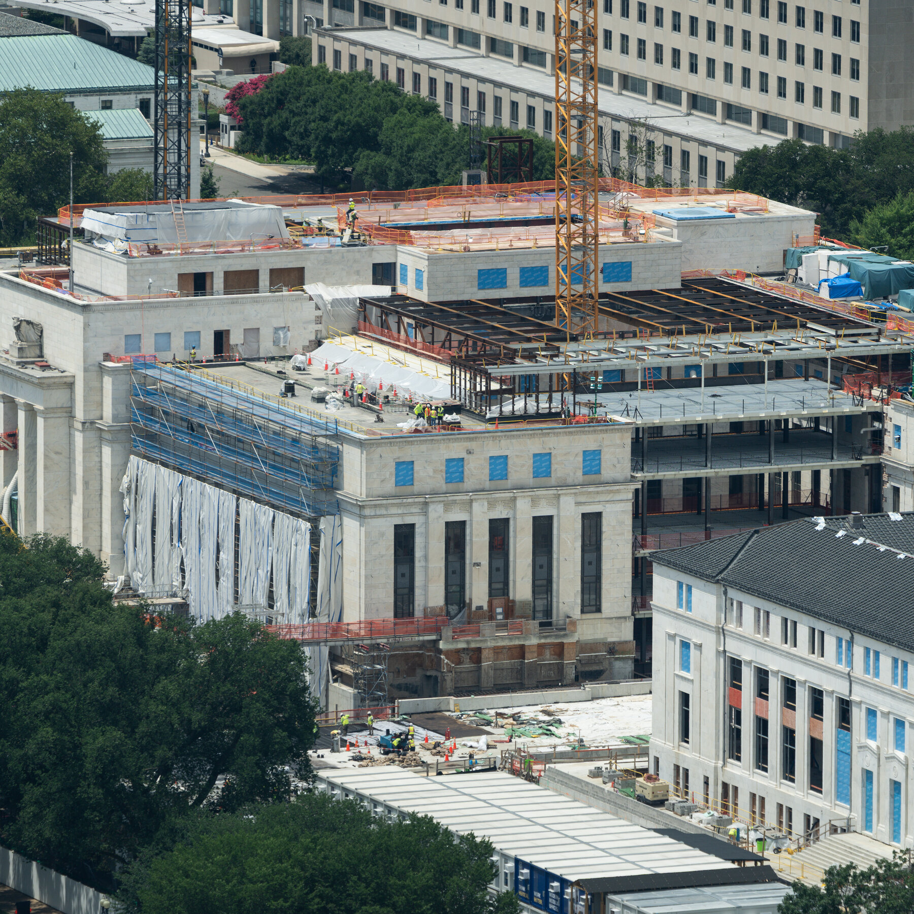 Prosecutors Make Surprise Visit to Fed as Pirro Defends Investigation