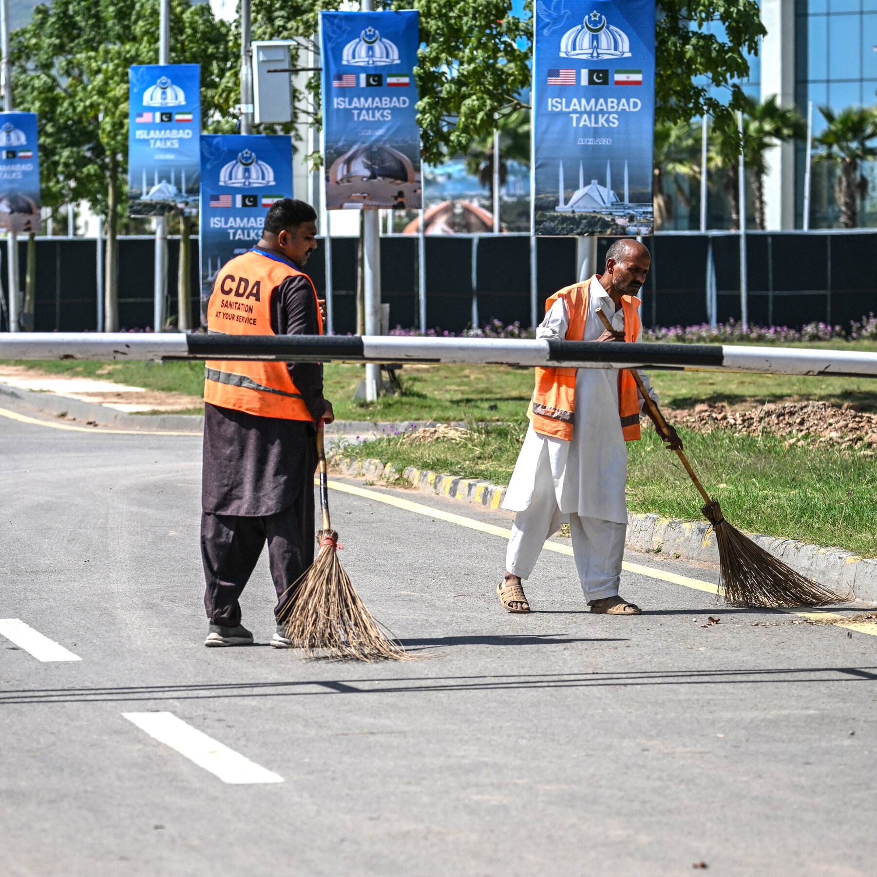 Iran War Live Updates: Trump Says U.S. Officials Will Travel to Pakistan for Talks