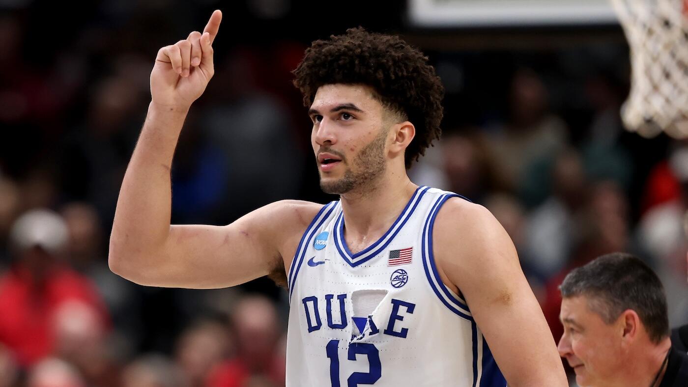 
                        How Duke stood on a broken foot, puffed out a ripped jersey and became the tough guys of the Elite Eight
                    